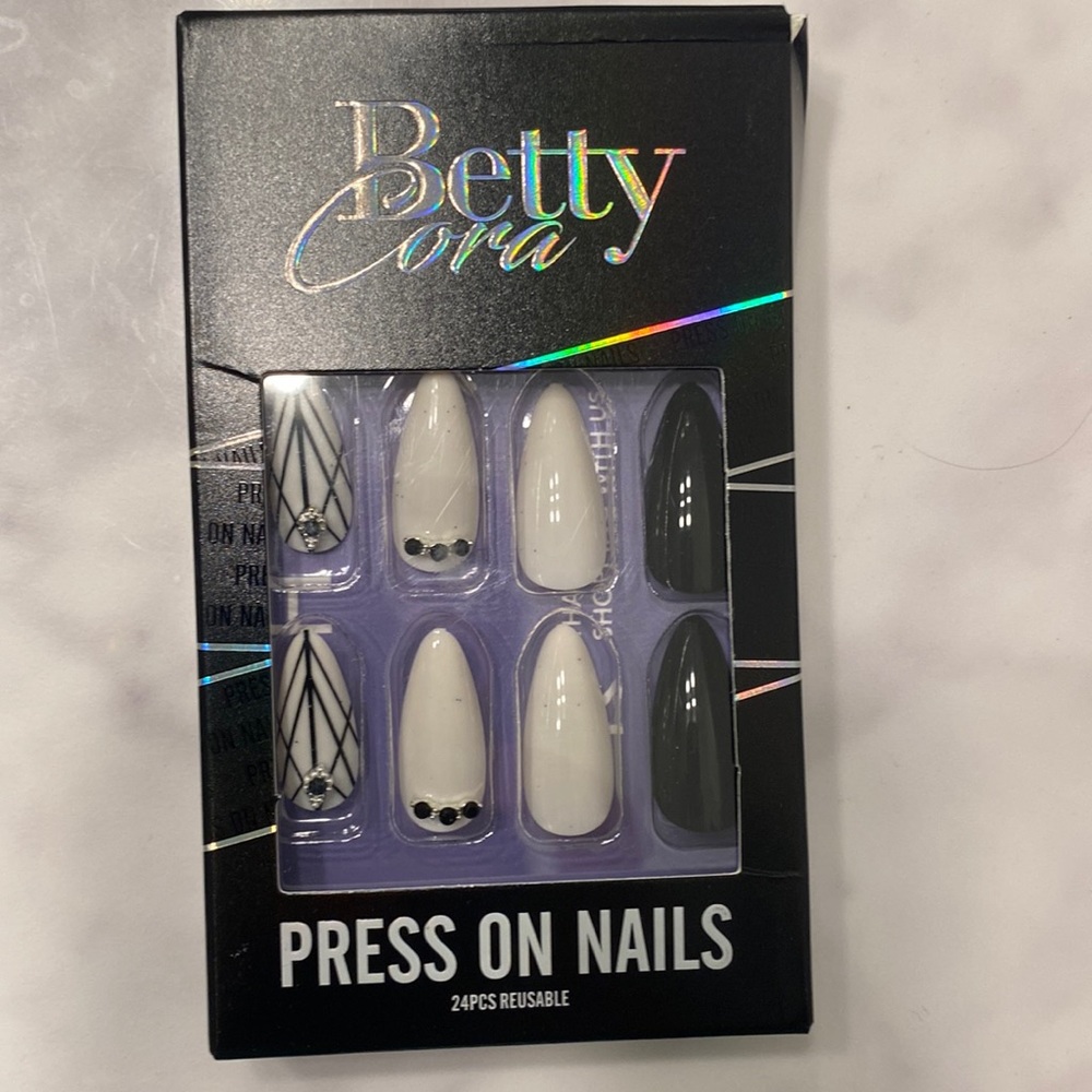 Betty Cora reusable press on nails
